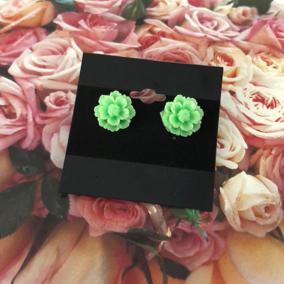 ❗️NEW❗️ adorable green flower earrings - Picture 3 of 3
